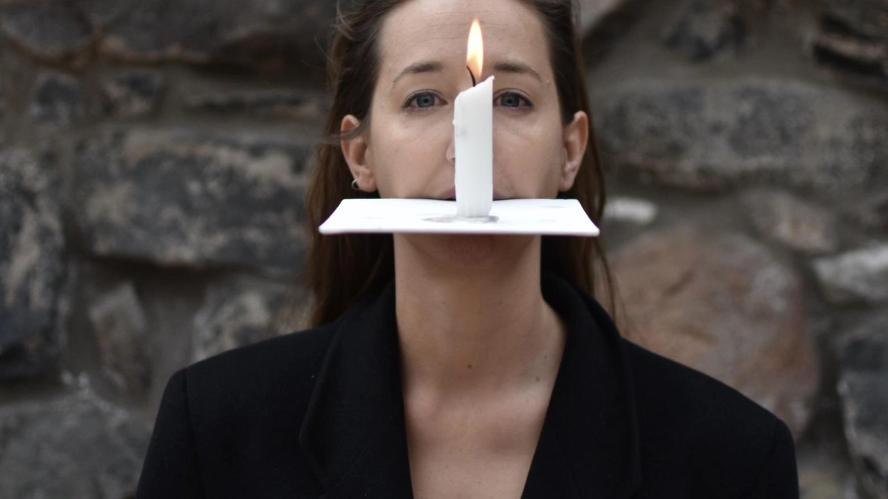 L’artista Gemma Hansson Carbone in ’Muoio come un paese’, progetto ’Oltre le mura / Beyond the Walls’ L’artista Gemma Hansson Carbone in ’Muoio come un paese’, progetto ’Oltre le mura / Beyond the Walls’
