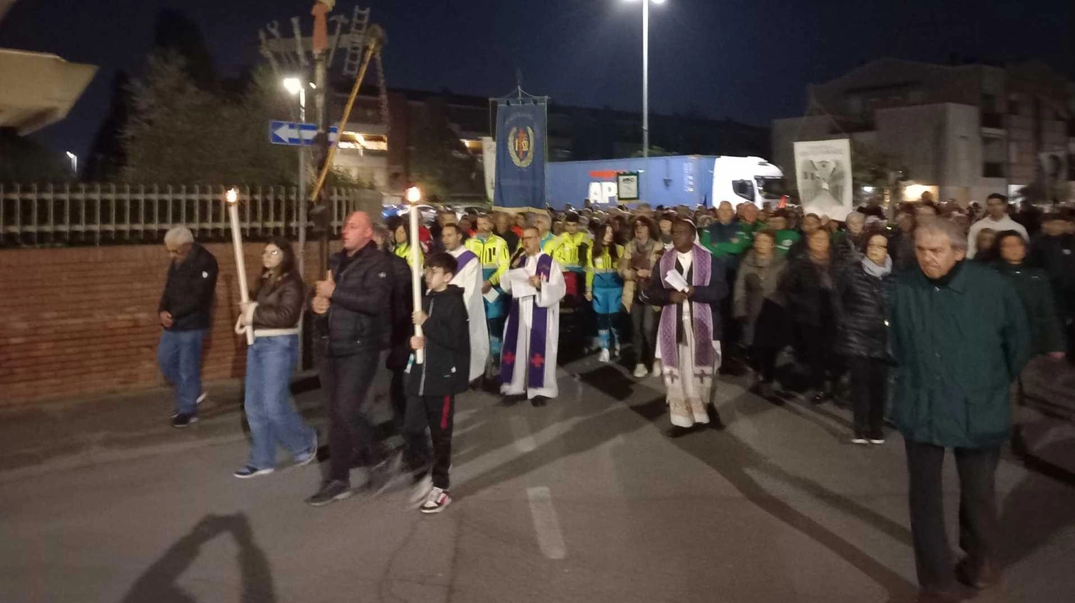 Numerosa partecipazione e coinvolgimento delle associazioni locali caratterizzano la Via Crucis a Castelfranco, con meditazioni originali e riflessioni significative.
