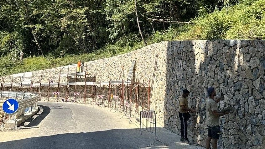 In corso il cantiere in via Balza Fiorita per il rivestimento della parete lato monti In corso il cantiere in via Balza Fiorita per il rivestimento della parete lato monti