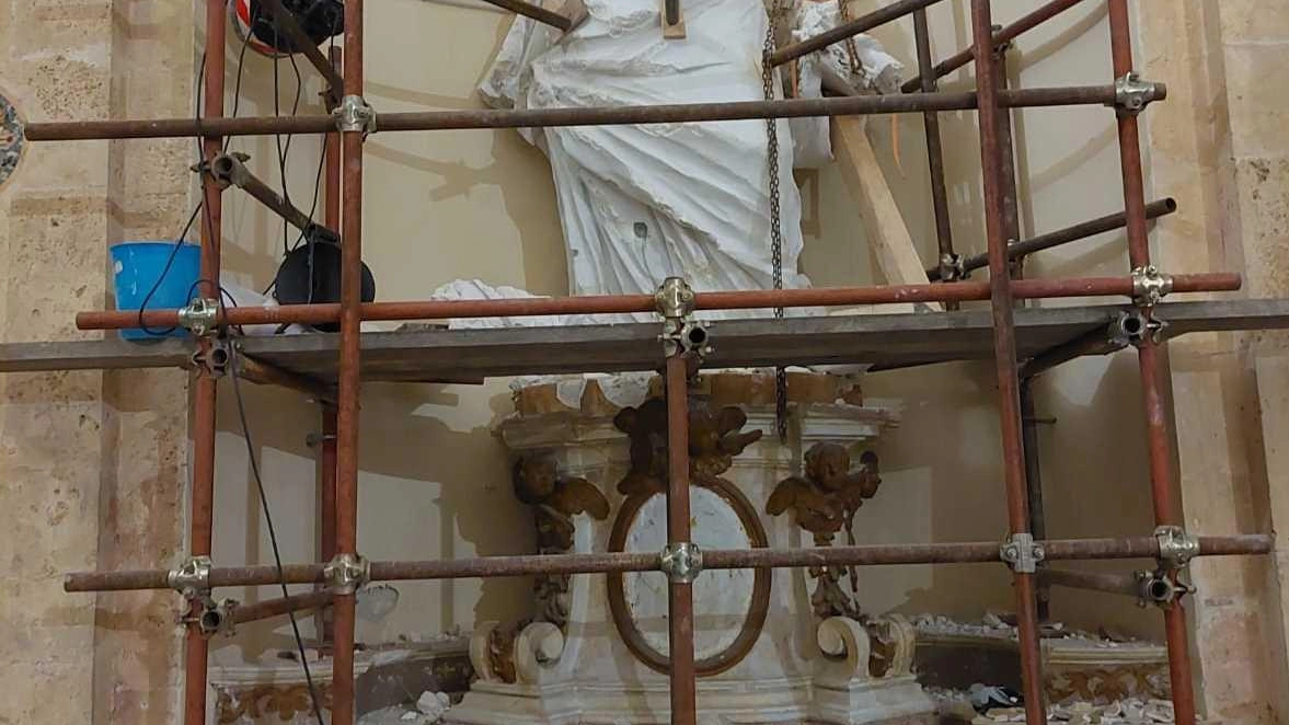 La statua di San Bartolomeo all’interno del Tempio della Consolazione crollò durante il terremoto del 2016