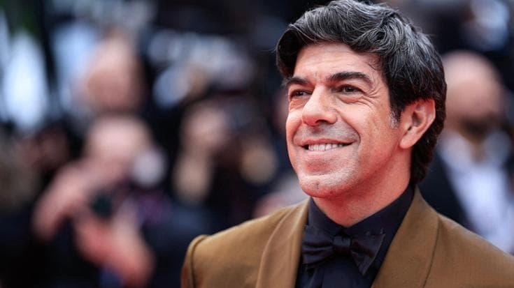 L’attore Pierfrancesco Favino: insieme a Silvio Orlando è il protagonista di «Dio ride», nuovo film di Giovanni Veronesi di cui iniziano le riprese. anche a Volterra, oltre che al Masso delle Fanciulle e al Masso degli Specchi L’attore Pierfrancesco Favino: insieme a Silvio Orlando è il protagonista di «Dio ride», nuovo film di Giovanni Veronesi di cui iniziano le riprese. anche a Volterra, oltre che al Masso delle Fanciulle e al Masso degli Specchi
