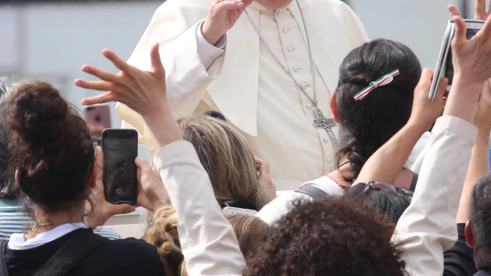 In Prefettura, nell’atrio d’ingresso, ieri è stato aperto il registro ’In memoria’ per lasciare un ricordo. Si potrà firmare, dalle 9 alle 21, fino a sabato 26 aprile giorno delle esequie del Pontefice. .