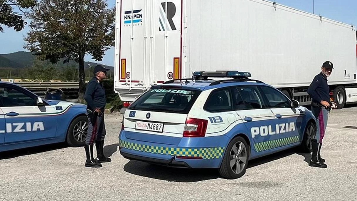 Le pattuglie della Polizia Stradale di Grosseto e Siena sono intervenute nell’area del Doccio per salvare un camionista che voleva farla finita Le pattuglie della Polizia Stradale di Grosseto e Siena sono intervenute nell’area del Doccio per salvare un camionista che voleva farla finita