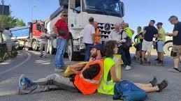 La protesta pacifica degli attivisti di ’Ultima generazione’ che bloccarono la Strada dei Marmi nel giugno del 2022. Domani è fissato il processo in Tribunale La protesta pacifica degli attivisti di ’Ultima generazione’ che bloccarono la Strada dei Marmi nel giugno del 2022. Domani è fissato il processo in Tribunale
