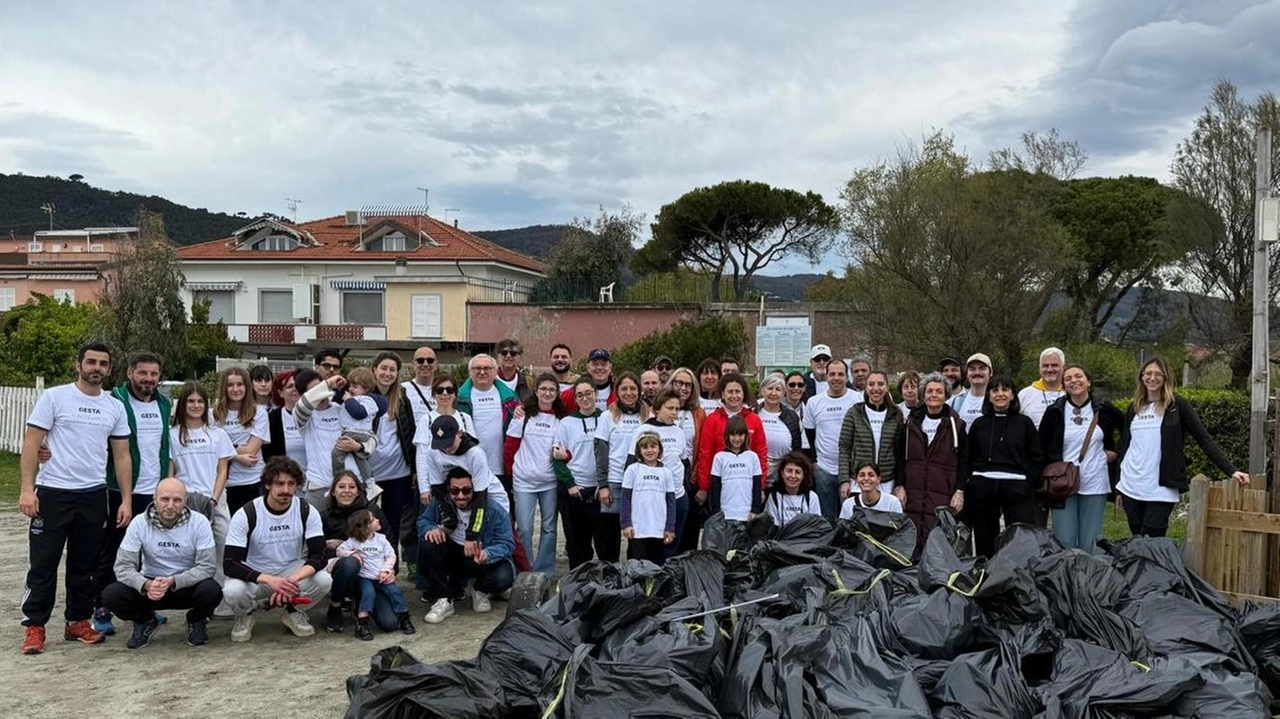 I volontari che hanno contribuito all’opera di pulizia della spiaggia libera da ogni genere di rifiuti