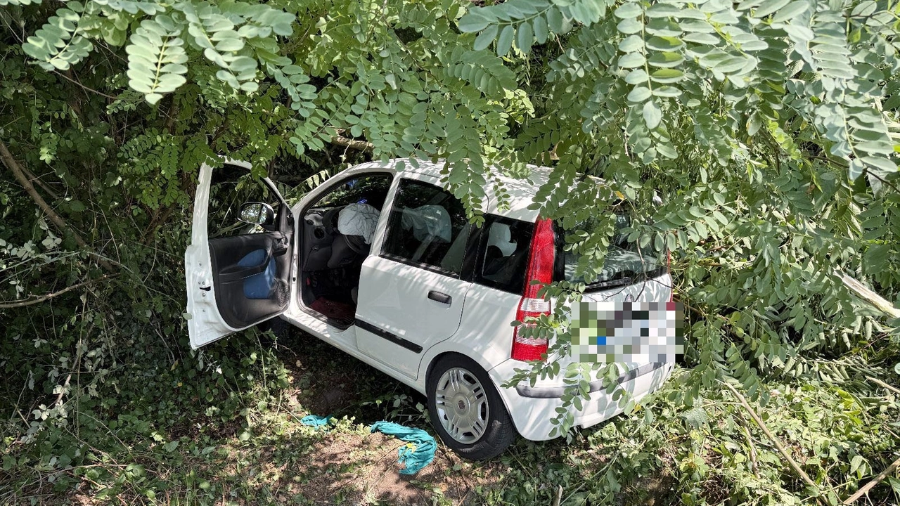 L'auto finita fuoristrada: il guidatore è stato trasportato in codice rosso all'ospedale di Pisa L'auto finita fuoristrada: il guidatore è stato trasportato in codice rosso all'ospedale di Pisa