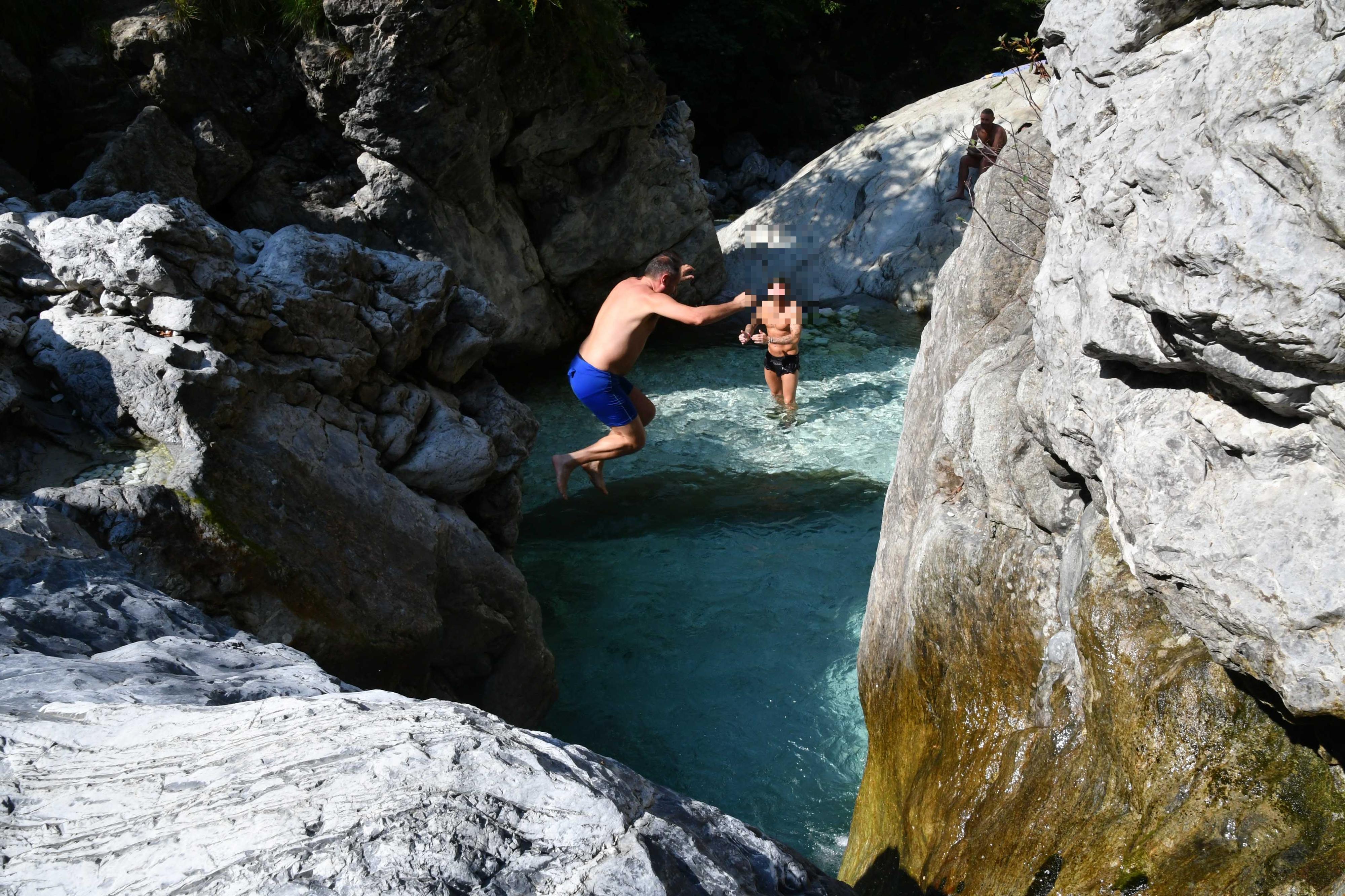 Tuffi da brivido nel fiume. “Correnti pericolose, mulinelli come trappole” Tuffi da brivido nel fiume. “Correnti pericolose, mulinelli come trappole”