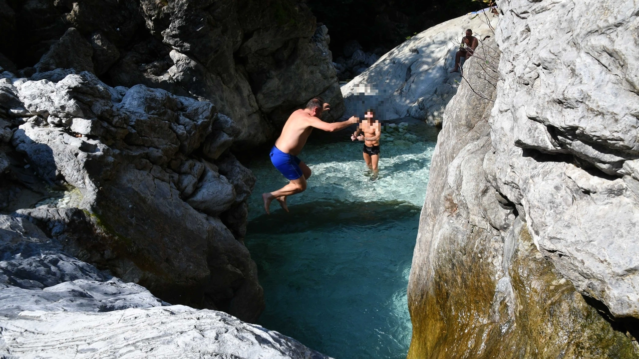 I bagnanti tornano nelle pozze del torrente Renara e del Frigido (foto d’archivio) I bagnanti tornano nelle pozze del torrente Renara e del Frigido (foto d’archivio)