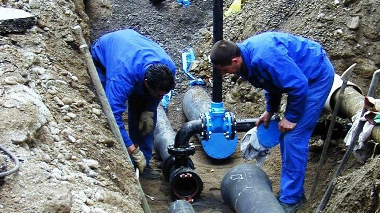 Nella foto d’archivio due operai in un cantiere per la sostituzione delle condutture idriche all’acquedotto comunale Nella foto d’archivio due operai in un cantiere per la sostituzione delle condutture idriche all’acquedotto comunale