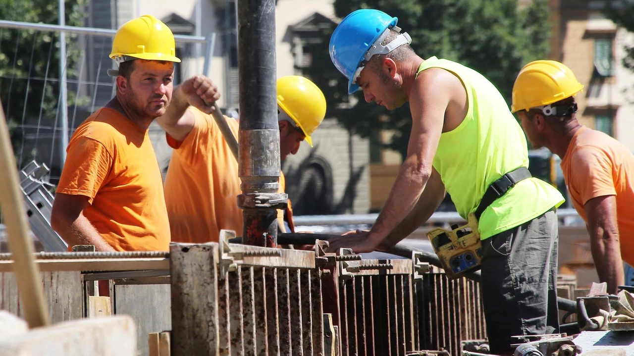 Un gruppo di operai impegnati in un cantiere. Comune, Fondazione Carispezia, Caritas, Ance e Confindustria hanno stretto un patto per risolvere la crisi abitativa: gli alloggi a disposizione degli operai sono sempre meno (foto d’archivio) Un gruppo di operai impegnati in un cantiere. Comune, Fondazione Carispezia, Caritas, Ance e Confindustria hanno stretto un patto per risolvere la crisi abitativa: gli alloggi a disposizione degli operai sono sempre meno (foto d’archivio)