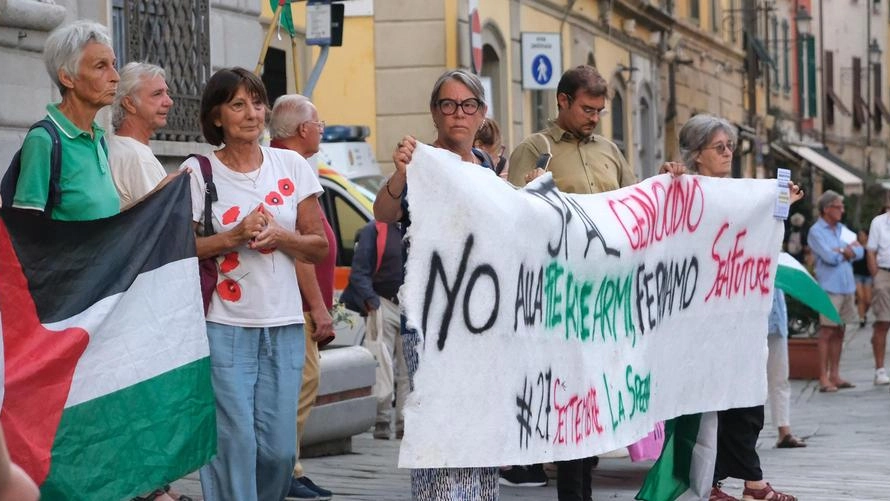 L’accorato intervento di Cristina Ponzanelli e quello del presidente Corradino. L’assessore Giampedrone ha chiesto un applauso per gli invisibili delle guerre. contro le quali un gruppo di attivisti stava manifestando fuori dal tendone . L’accorato intervento di Cristina Ponzanelli e quello del presidente Corradino. L’assessore Giampedrone ha chiesto un applauso per gli invisibili delle guerre. contro le quali un gruppo di attivisti stava manifestando fuori dal tendone .