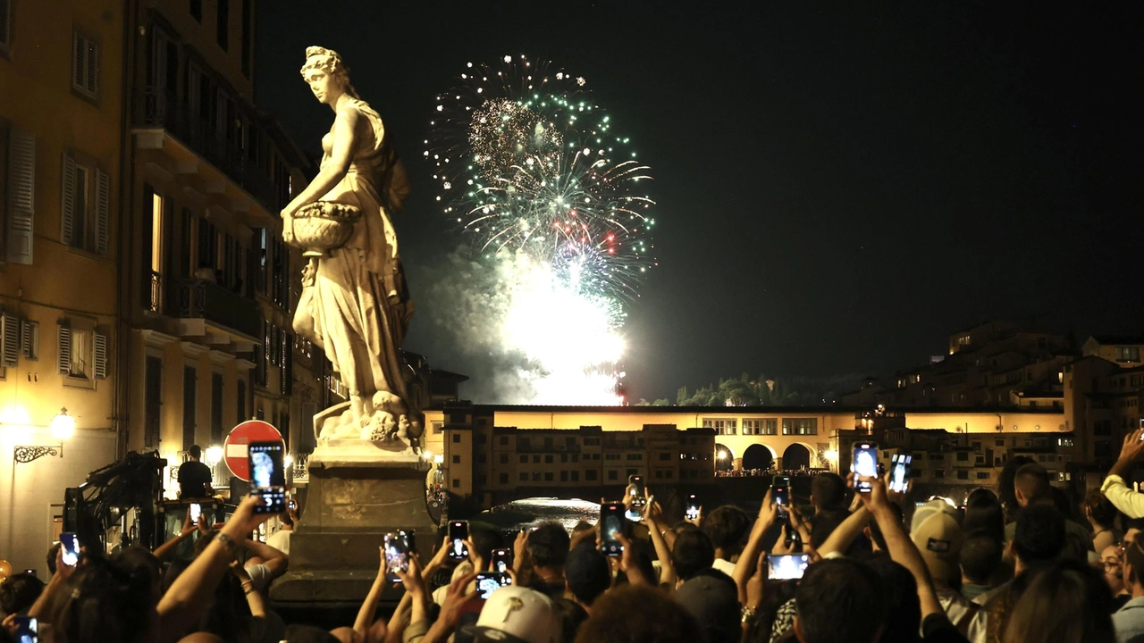 Fochi, la notte è magica. Brilla l’oro dei Fiorini. Gli omaggi alla città