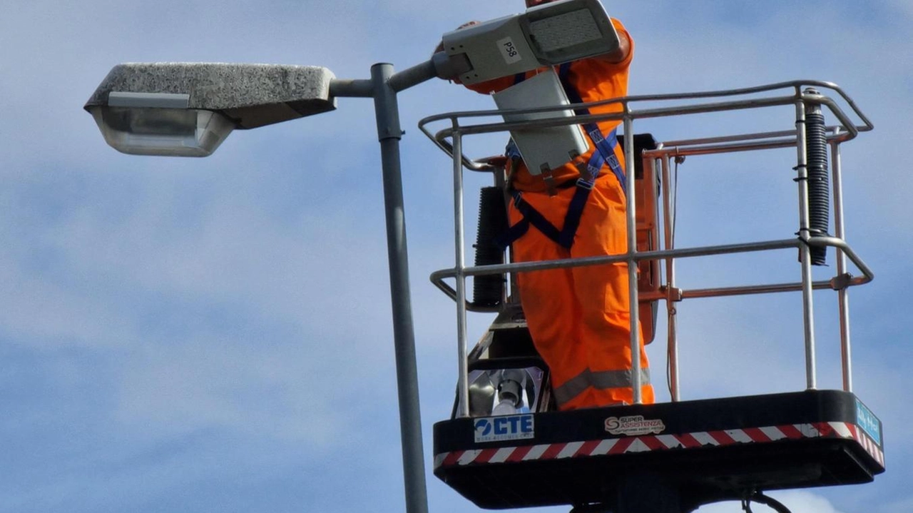 Stanziati 33mila euro per la sicurezza, implementando l’illuminazione. Il Comune di Sarzana risponde alle segnalazioni delle forze dell’ordine... Stanziati 33mila euro per la sicurezza, implementando l’illuminazione. Il Comune di Sarzana risponde alle segnalazioni delle forze dell’ordine...