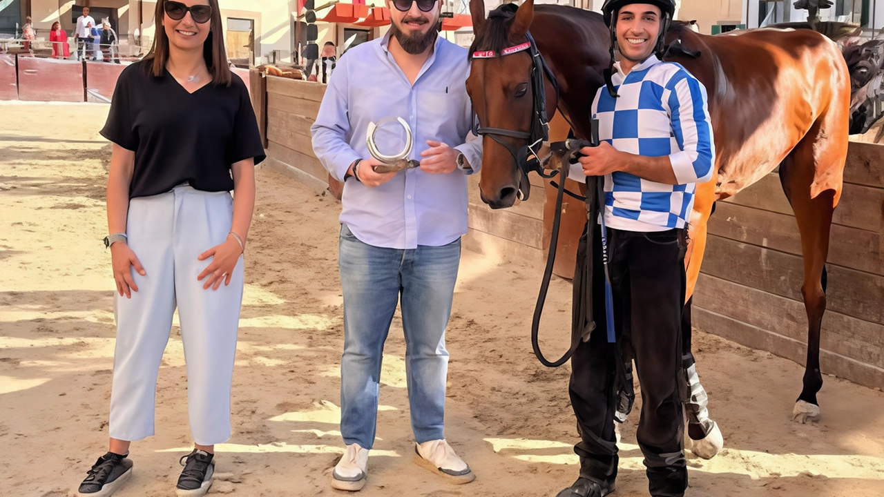 Il momento della premiazione del. fantino Paolo Mereu per la vittoria del ’Memorial Pioli con il cavallo ’Don Rodrigo’ Il momento della premiazione del. fantino Paolo Mereu per la vittoria del ’Memorial Pioli con il cavallo ’Don Rodrigo’