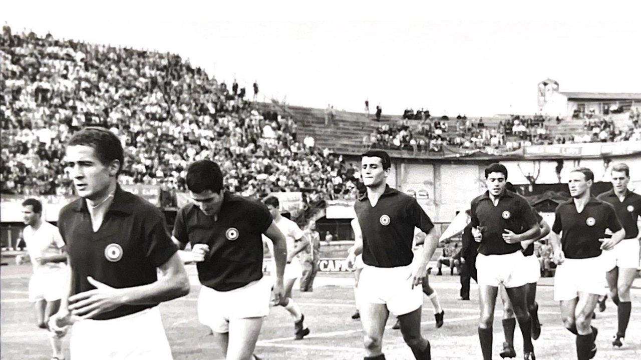 Piero Lenzi è nato a Tobbiana. Ha giocato anche in serie A Piero Lenzi è nato a Tobbiana. Ha giocato anche in serie A