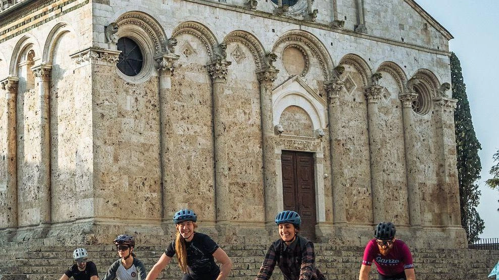 La manifestazione ciclistica Grinduro tornerà a Massa Marittima nel weekend 27-29 settembre, offrendo un percorso di 100 km tra vigneti e boschi, con prove speciali cronometrate e un'atmosfera da festival. Dettagli su www.grinduro.com/italy. La manifestazione ciclistica Grinduro tornerà a Massa Marittima nel weekend 27-29 settembre, offrendo un percorso di 100 km tra vigneti e boschi, con prove speciali cronometrate e un'atmosfera da festival. Dettagli su www.grinduro.com/italy.