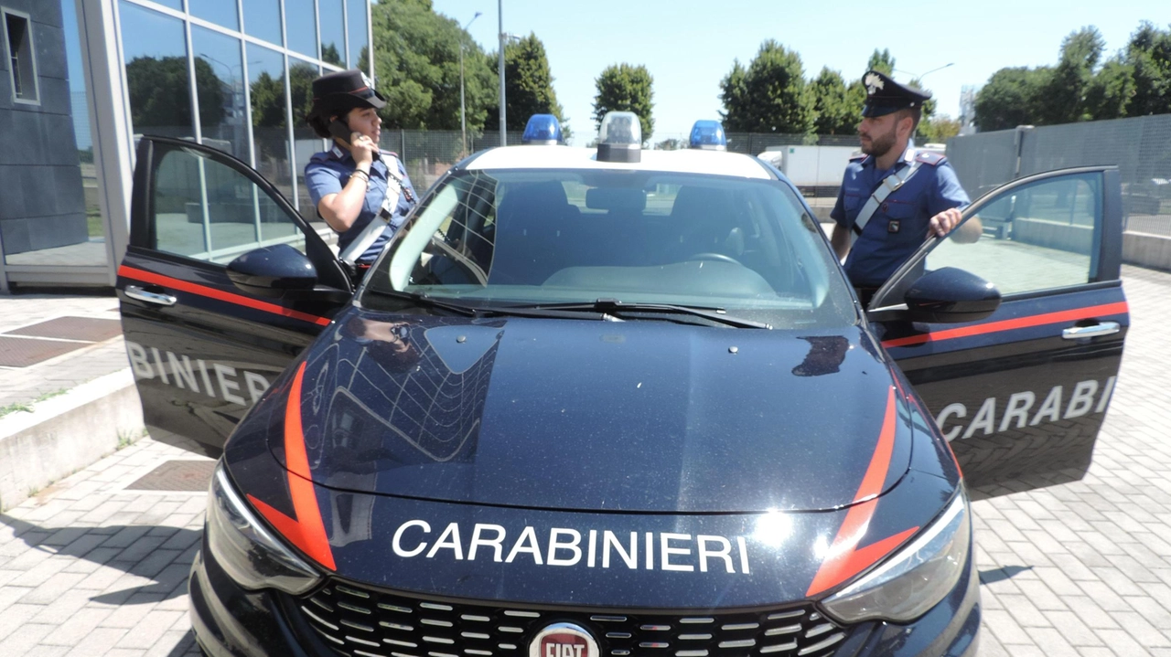 Operazione dei carabinieri che hanno arrestato due volte un 50enne già noto, era ai domiciliari, ma è stato trovato fuori (. foto di repertorio Operazione dei carabinieri che hanno arrestato due volte un 50enne già noto, era ai domiciliari, ma è stato trovato fuori (. foto di repertorio