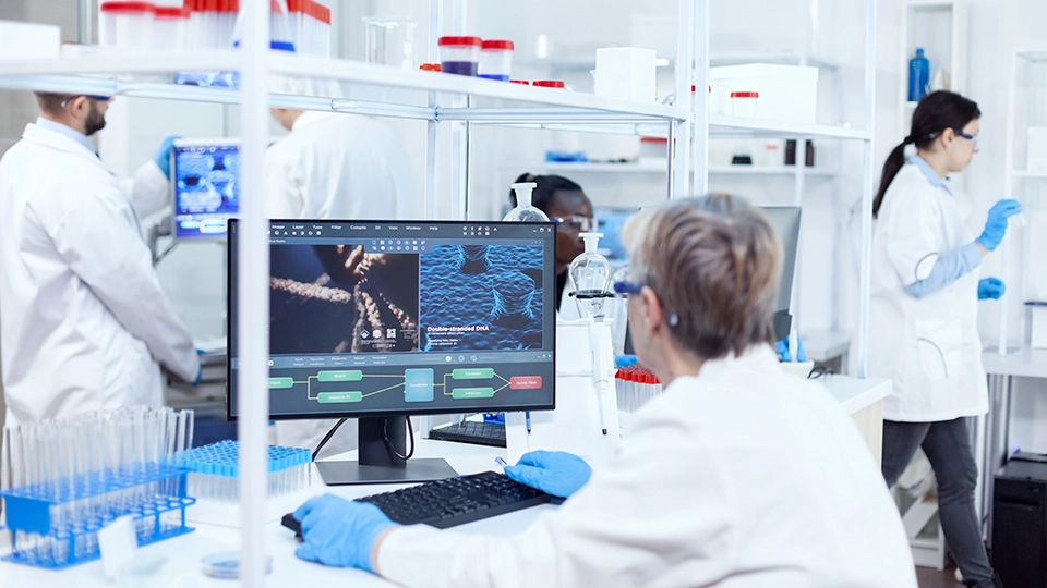 Analisi di laboratorio in una foto archivio Ansa