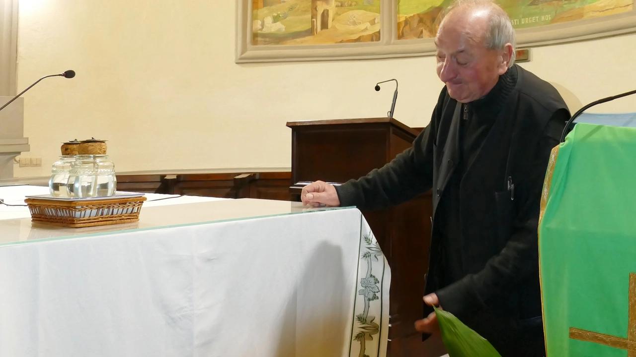 Il parroco mostra i paramenti dove comparirebbe il volto Il parroco mostra i paramenti dove comparirebbe il volto