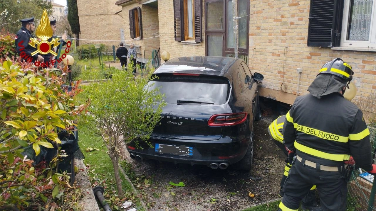 Il Suv finito contro il muro dell'abitazione