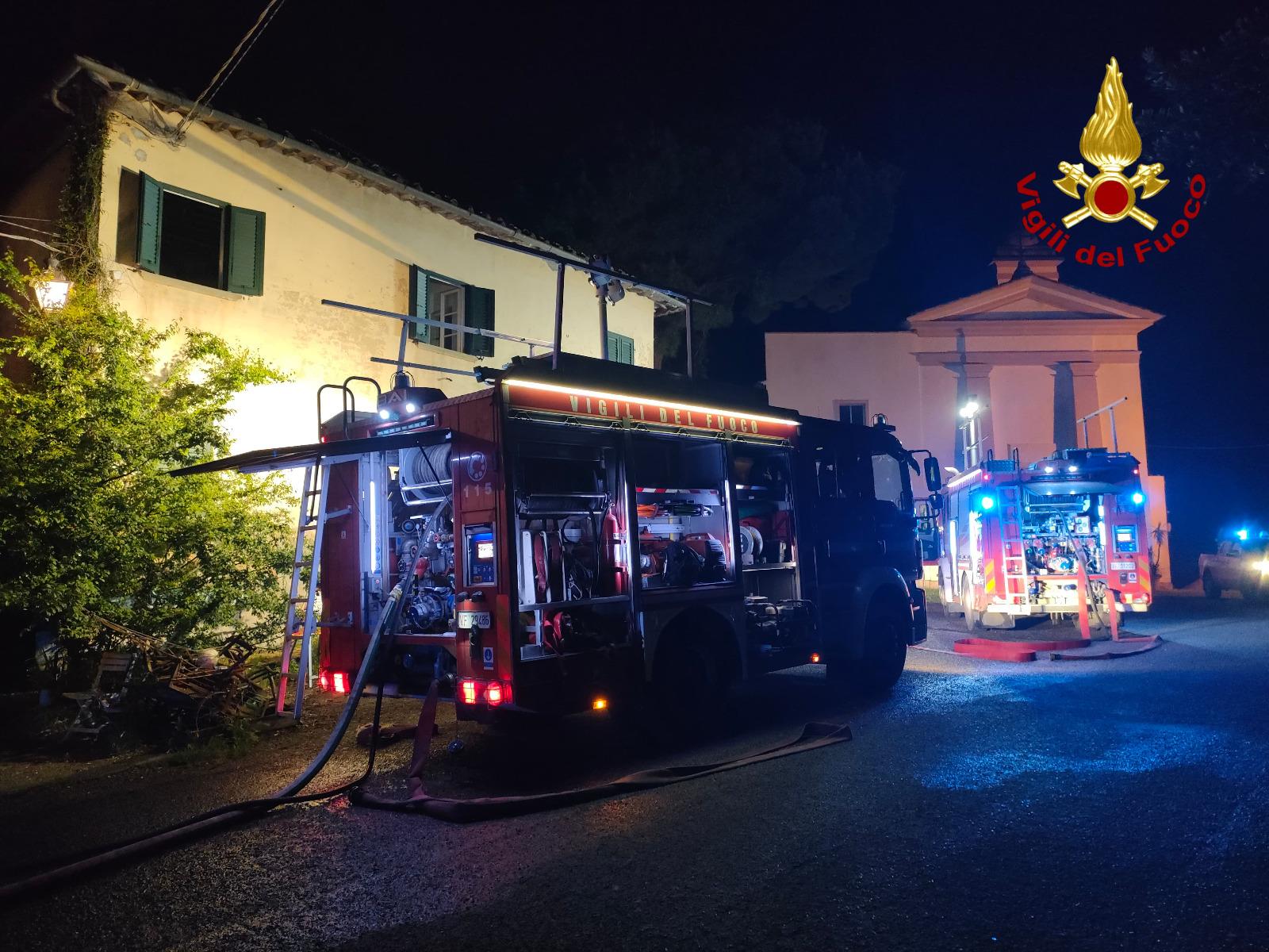 https://www.lanazione.it/image-service/view/acePublic/alias/contentid/NDZlYTRmYTQtODA1ZC00/0/l-incendio-nella-notte.jpeg