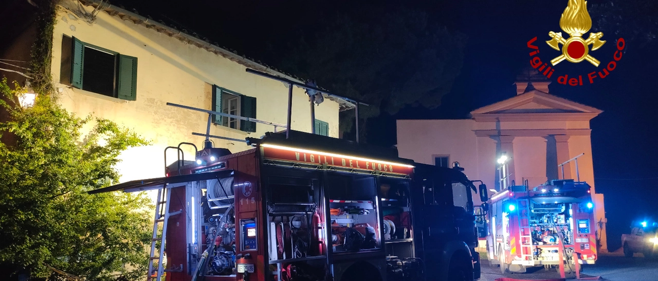 Incendio nella notte e il paesino resta senza elettricità. L’intervento dei pompieri