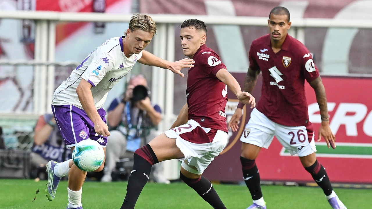 Asllani contro Gudmundsson in un momento di Torino Fiorentina