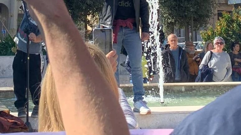 Il dirigente del movimento Scanu rassicura sulle intenzioni sociali dell’iniziativa del 17 maggio. La solidarietà del circolo “Almirante“ dopo le critiche e la richiesta di cancellare l’evento. Il dirigente del movimento Scanu rassicura sulle intenzioni sociali dell’iniziativa del 17 maggio. La solidarietà del circolo “Almirante“ dopo le critiche e la richiesta di cancellare l’evento.
