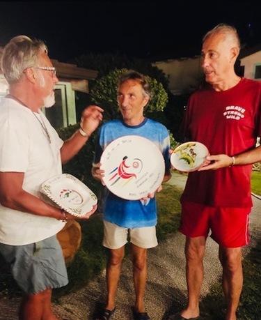 Biglie ruggenti in spiaggia. Tunnel, gufate e sorrisi. Super sfida al ’Simbiosi’ Biglie ruggenti in spiaggia. Tunnel, gufate e sorrisi. Super sfida al ’Simbiosi’