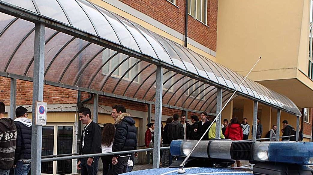 La polizia ha ricostruito la vicenda e fermato il 24enne impegnato in atti osceni in luogo pubblico a pochi passi dalle scuole cittadine (foto repertorio)