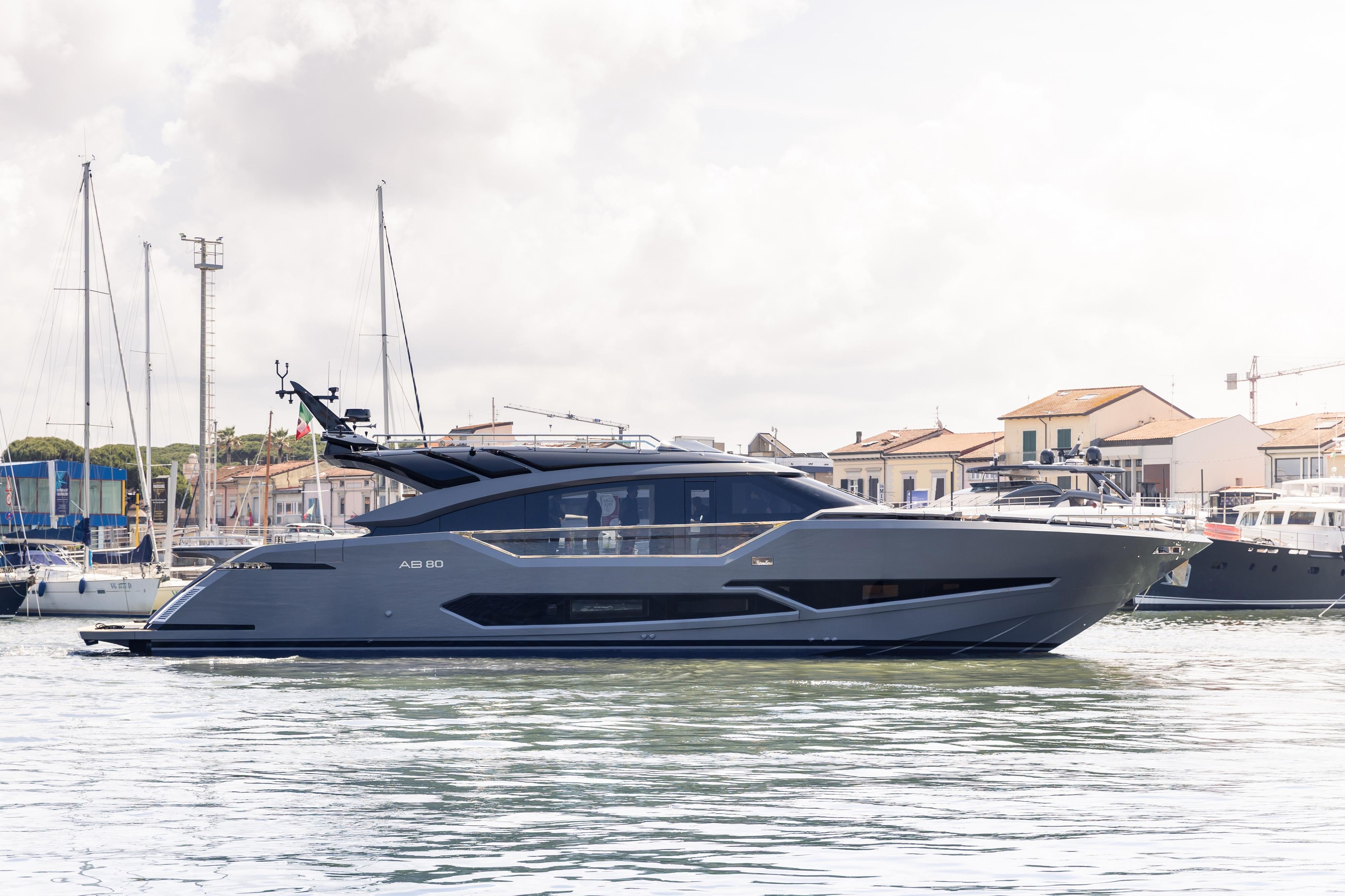 yacht da sogno l ab 80 varato a viareggio