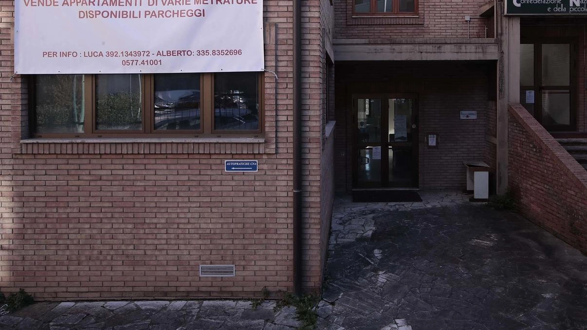 E’ fatta: la Cna ha venduto la vecchia sede in via Simone Martini. La palazzina in mattoni, che... E’ fatta: la Cna ha venduto la vecchia sede in via Simone Martini. La palazzina in mattoni, che...