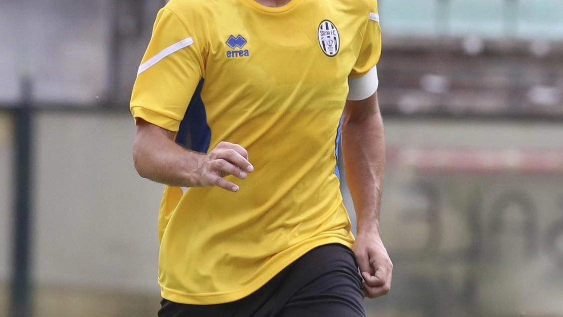 ‘Salutate la capolista’: a fine partita, dalla Curva, è partito il coro, ‘colonna sonora’ della scorsa stagione. I tifosi bianconeri,... ‘Salutate la capolista’: a fine partita, dalla Curva, è partito il coro, ‘colonna sonora’ della scorsa stagione. I tifosi bianconeri,...