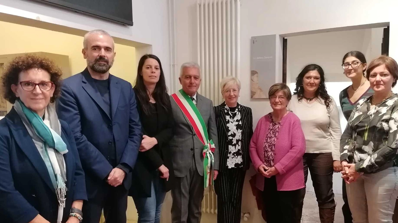 La Sala della Biblioteca di Casa Boccaccio intitolata al prof. Stefano Zamponi, presidente onorario scomparso. Cerimonia di scoperta targa con presenza autorità e familiari. Ricordi e elogi per le sue qualità umane e professionali. La Sala della Biblioteca di Casa Boccaccio intitolata al prof. Stefano Zamponi, presidente onorario scomparso. Cerimonia di scoperta targa con presenza autorità e familiari. Ricordi e elogi per le sue qualità umane e professionali.