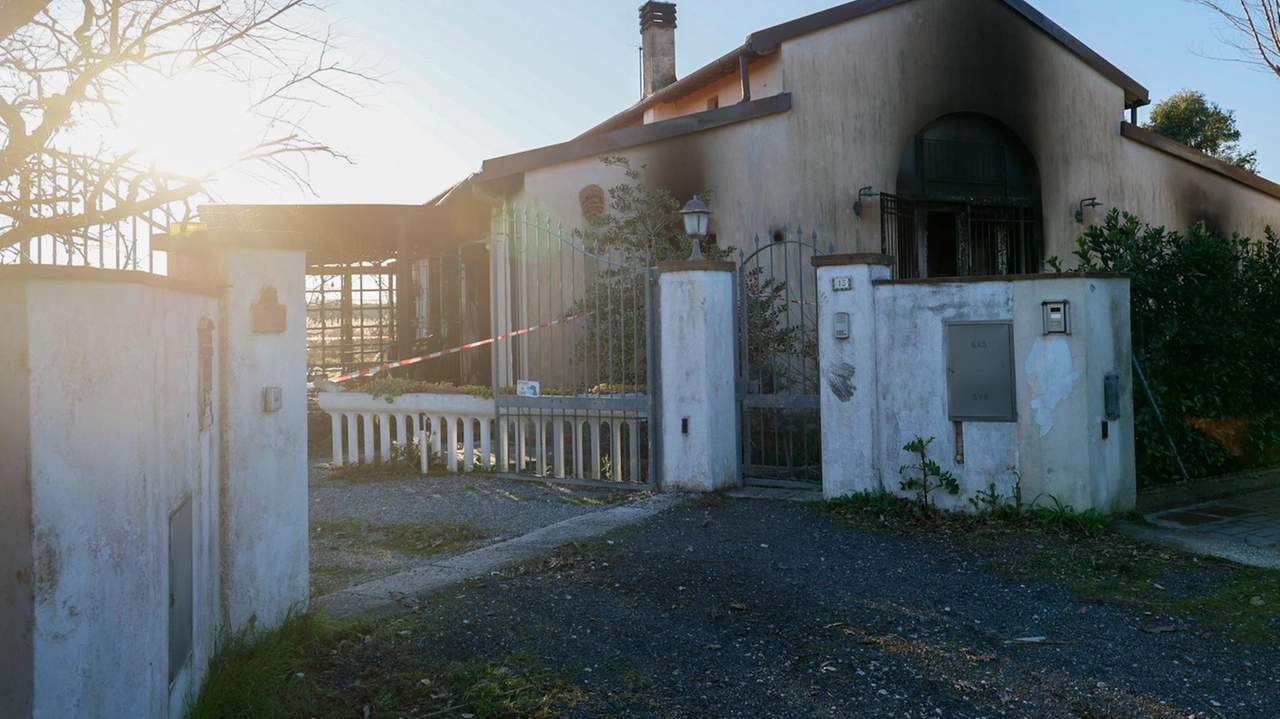 La villetta ieri mattina dopo l’incendio che l’ha resa inagibile (. foto Del Punta per Valtriani. ), a destra la notte del rogo La villetta ieri mattina dopo l’incendio che l’ha resa inagibile (. foto Del Punta per Valtriani. ), a destra la notte del rogo