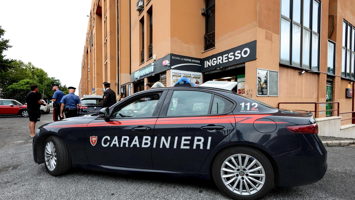Entra al Circolo con un’accetta, poi ruba alcolici e minaccia il presidente: arrestato