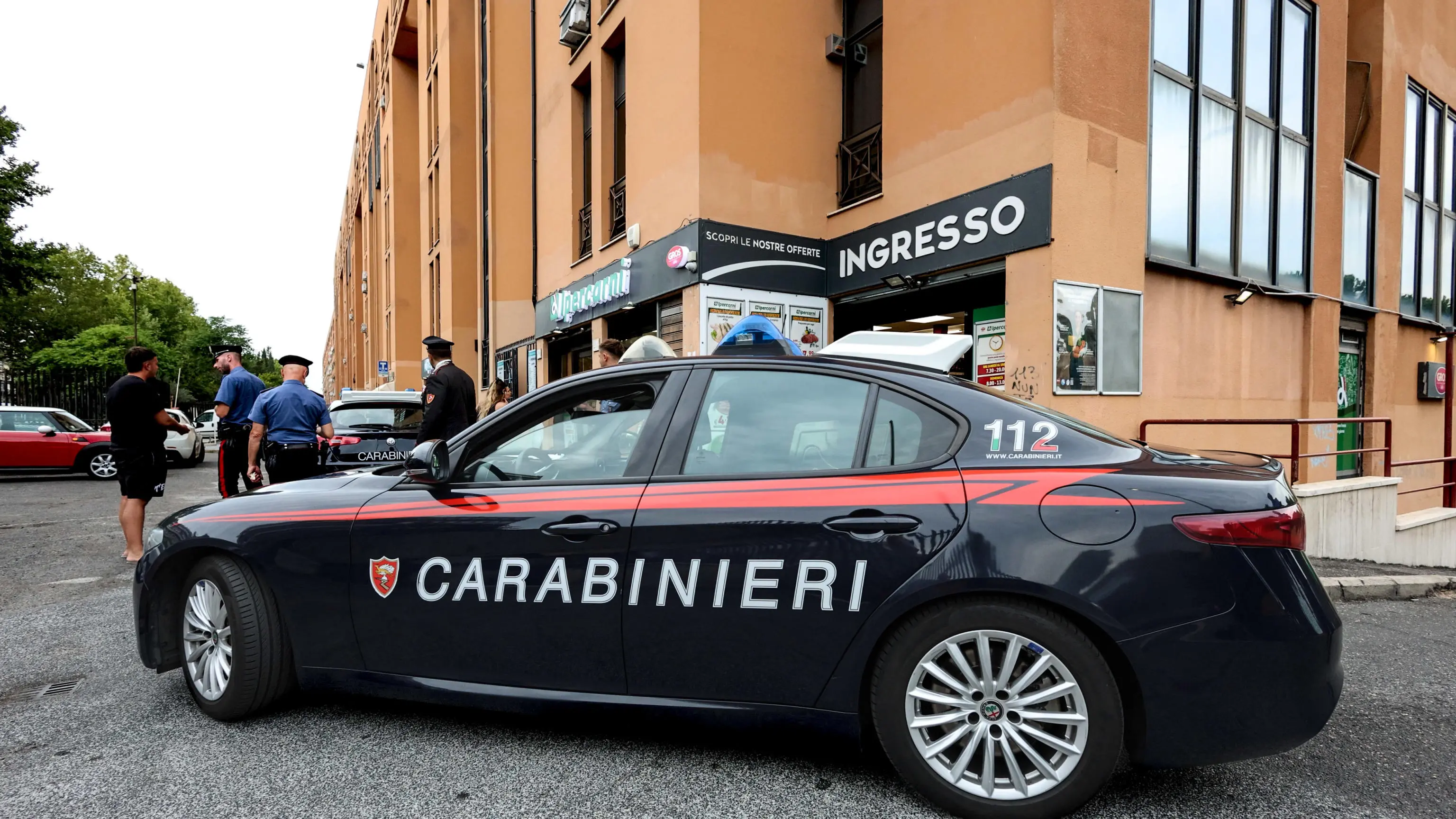 Entra al Circolo con un’accetta, poi ruba alcolici e minaccia il presidente: arrestato