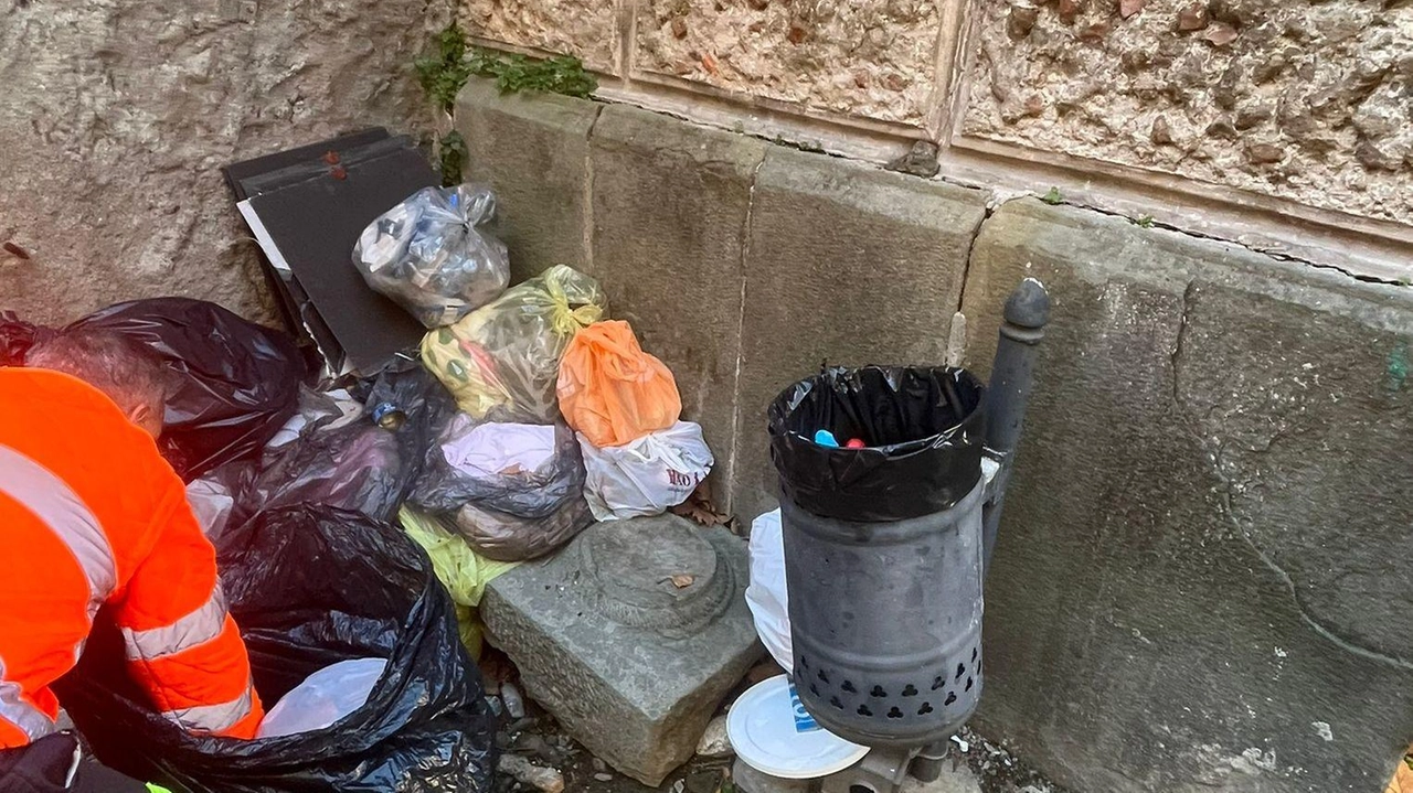 Un operatore della Maris ’fruga’ tra i rifiuti per scoprire indizi utili a identificare chi li ha gettati su suolo pubblico Un operatore della Maris ’fruga’ tra i rifiuti per scoprire indizi utili a identificare chi li ha gettati su suolo pubblico