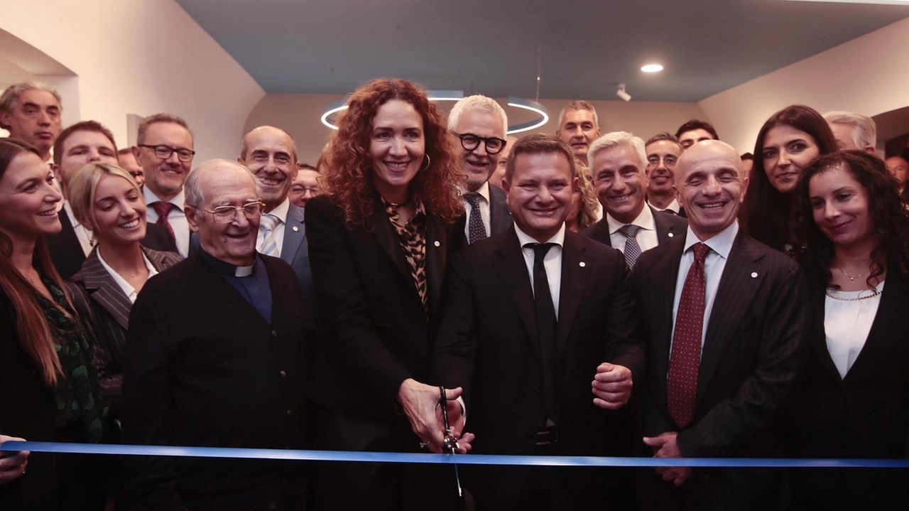 Il taglio del nastro della vicepresidente Sara Doris, fra il manager territoriale David Bellini e monsignor Giovanni Soldani Il taglio del nastro della vicepresidente Sara Doris, fra il manager territoriale David Bellini e monsignor Giovanni Soldani