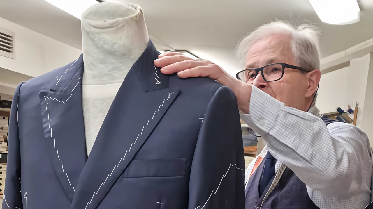 Carlo Donati nel suo laboratorio mentre realizza una giacca. A Sanremo ha ricevuto un premio alla carriera Carlo Donati nel suo laboratorio mentre realizza una giacca. A Sanremo ha ricevuto un premio alla carriera