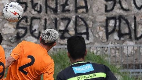 Un arbitro durante un'azione di gioco in una foto di repertorio Un arbitro durante un'azione di gioco in una foto di repertorio