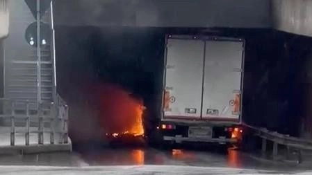 Il camion di generi alimentari è rimasto incastrato nel sottopasso e poi ha preso fuoco. L’incidente è avvenuto alle 14.39. L’intervento dei vigili del fuoco Il camion di generi alimentari è rimasto incastrato nel sottopasso e poi ha preso fuoco. L’incidente è avvenuto alle 14.39. L’intervento dei vigili del fuoco