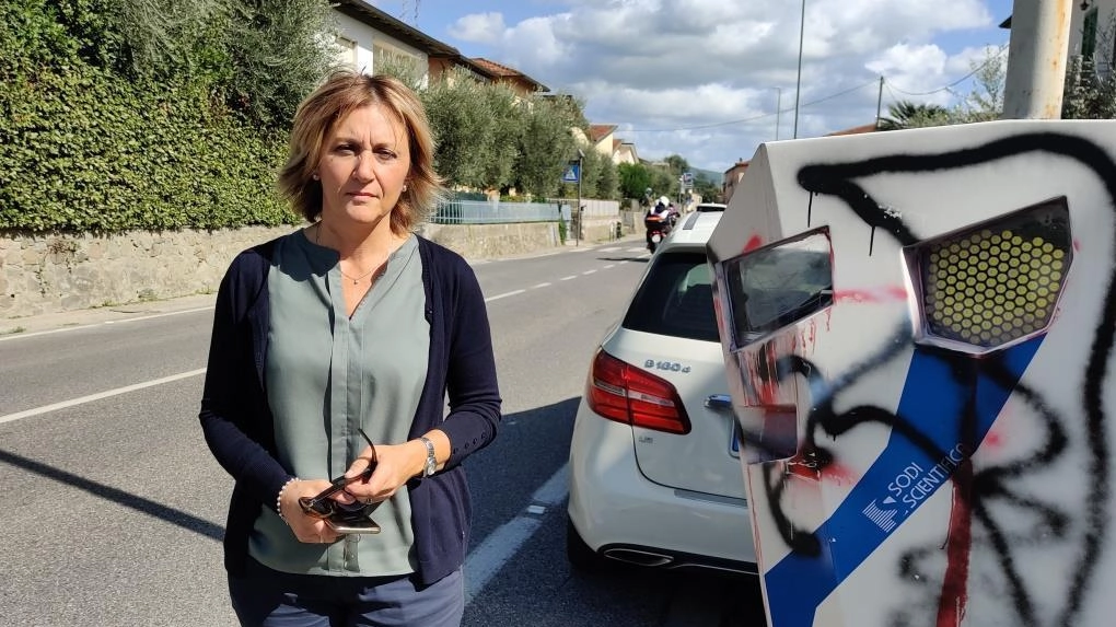 La consigliera comunale del Pd, Stefania Nesi, accanto all’autovelox di Pontenuovo, l’apparecchio ha fatto 34mila multe nei primi mesi del 2024 La consigliera comunale del Pd, Stefania Nesi, accanto all’autovelox di Pontenuovo, l’apparecchio ha fatto 34mila multe nei primi mesi del 2024