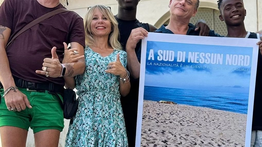 Stasera a Massa, al festival 'La Cappuciniana', verrà proiettato il docufilm 'A sud di nessun nord' che affronta il tema dell'immigrazione. Realizzato in collaborazione con Casa Betania e Fondazione Migrantes, il film vuole sensibilizzare sulle storie dei minori non accompagnati ospiti del Centro di accoglienza locale. Un progetto sociale per aprire il dialogo e combattere i pregiudizi. Stasera a Massa, al festival 'La Cappuciniana', verrà proiettato il docufilm 'A sud di nessun nord' che affronta il tema dell'immigrazione. Realizzato in collaborazione con Casa Betania e Fondazione Migrantes, il film vuole sensibilizzare sulle storie dei minori non accompagnati ospiti del Centro di accoglienza locale. Un progetto sociale per aprire il dialogo e combattere i pregiudizi.