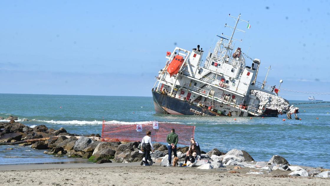 Stagione estiva con... relitto. La “Guang Rong” non ferma l’arrivo dei turisti in spiaggia