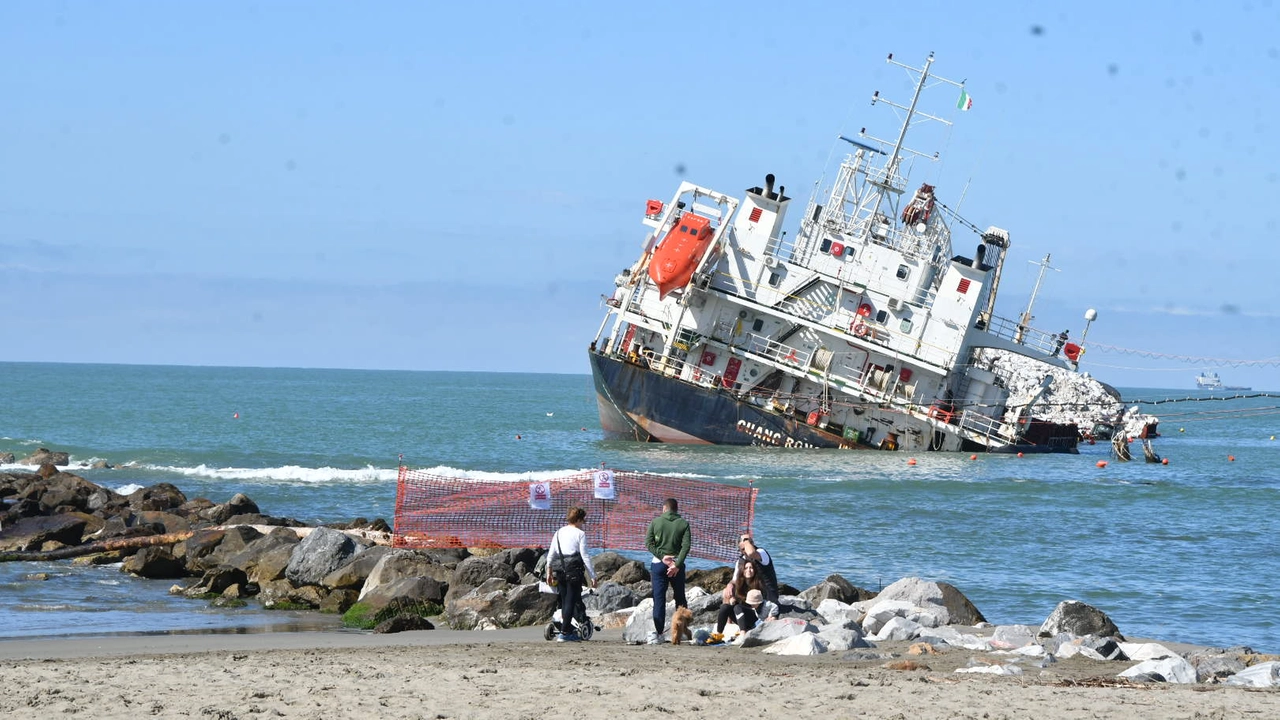 Prenotazioni legate al meteo. Ottimismo prudente per gli operatori balneari a Marina di Massa malgrado la nave arenata