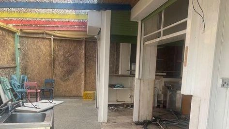 Le strutture della spiaggia comunale di levante in condizioni di degrado tra porte rotte e vetri spaccati