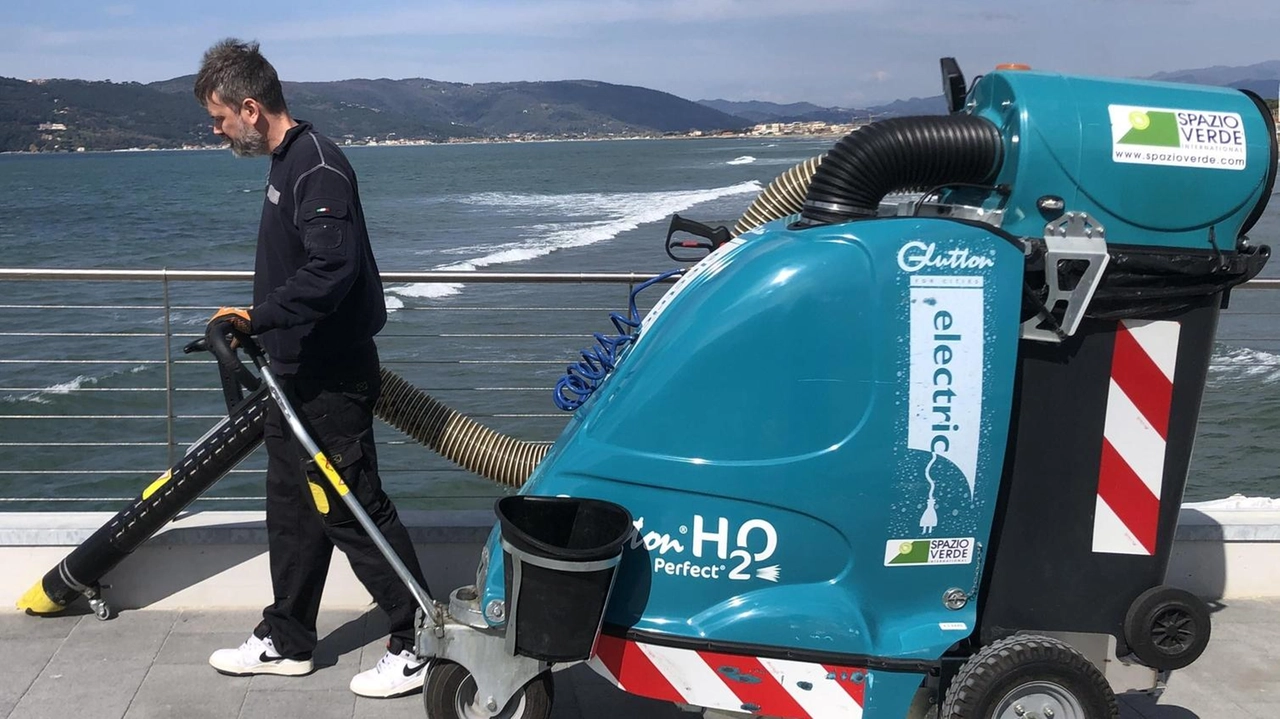La nuova idropulitrice usata sulla passeggiata a mare