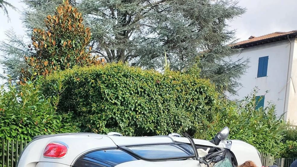 L’auto ribaltata (Foto Borghesi) L’auto ribaltata (Foto Borghesi)