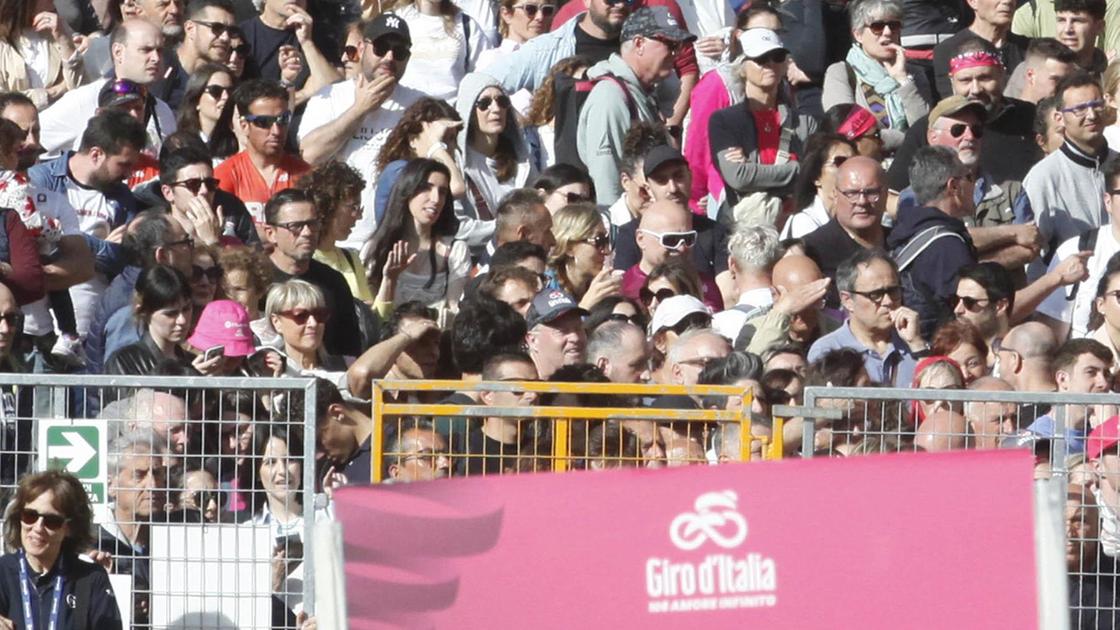 la polemica sui costi giro d italia un evento da oltre 500mila euro la metà per il concerto